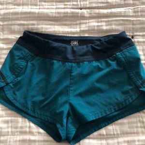 Girls Athleta record breaker 2.5” inseam short
